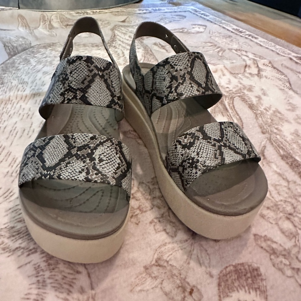 CROCS LiteRide Brooklyn Gray Snake Print Platform/wedge Sandals. 9W